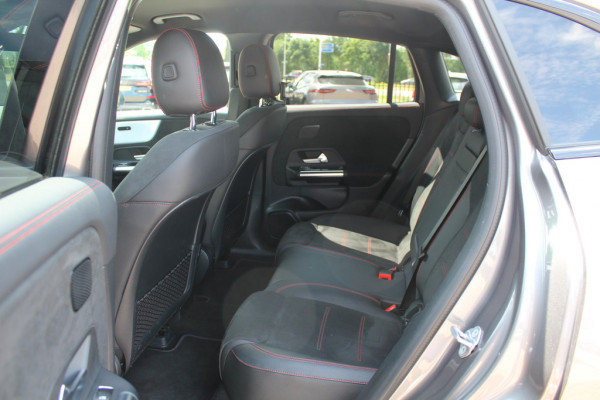 Mercedes-Benz EQA 250 Business Solution AMG 67 kWh / Panoramadak / Camera / CarPlay / 18'' / Stoelverwarming / Dodehoek / DAB / Cruise Control