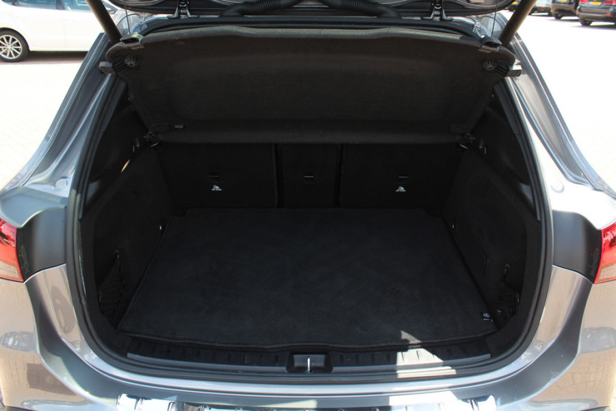 Mercedes-Benz EQA 250 Business Solution AMG 67 kWh / Panoramadak / Camera / CarPlay / 18'' / Stoelverwarming / Dodehoek / DAB / Cruise Control