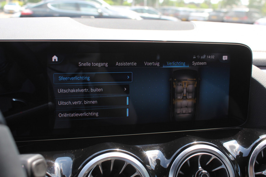 Mercedes-Benz EQA 250 Business Solution AMG 67 kWh / Panoramadak / Camera / CarPlay / 18'' / Stoelverwarming / Dodehoek / DAB / Cruise Control