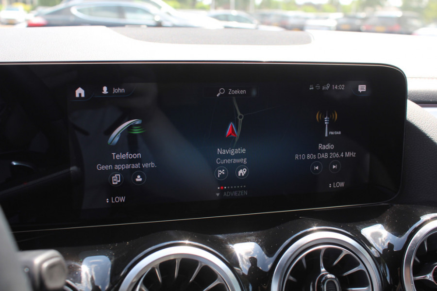 Mercedes-Benz EQA 250 Business Solution AMG 67 kWh / Panoramadak / Camera / CarPlay / 18'' / Stoelverwarming / Dodehoek / DAB / Cruise Control