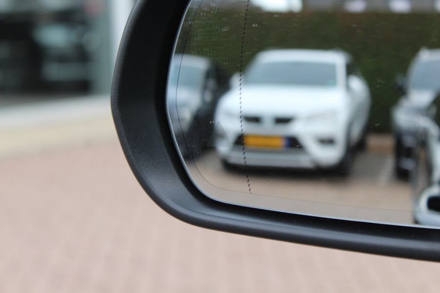 Mercedes-Benz EQA 250 Business Solution AMG 67 kWh / Panoramadak / Camera / CarPlay / 18'' / Stoelverwarming / Dodehoek / DAB / Cruise Control