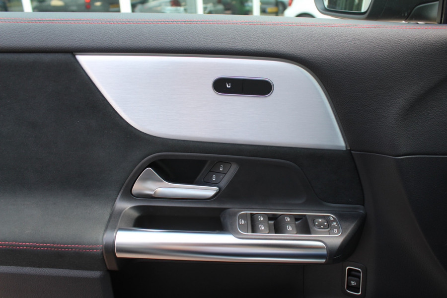 Mercedes-Benz EQA 250 Business Solution AMG 67 kWh / Panoramadak / Camera / CarPlay / 18'' / Stoelverwarming / Dodehoek / DAB / Cruise Control