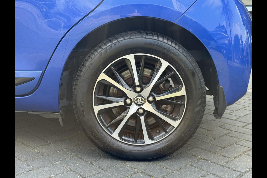 Toyota Yaris 1.5 Full Hybrid Dynamic | Lichtmetalen velgen, Parkeercamera, Licht + Regensensor, Cruise control, Climate control