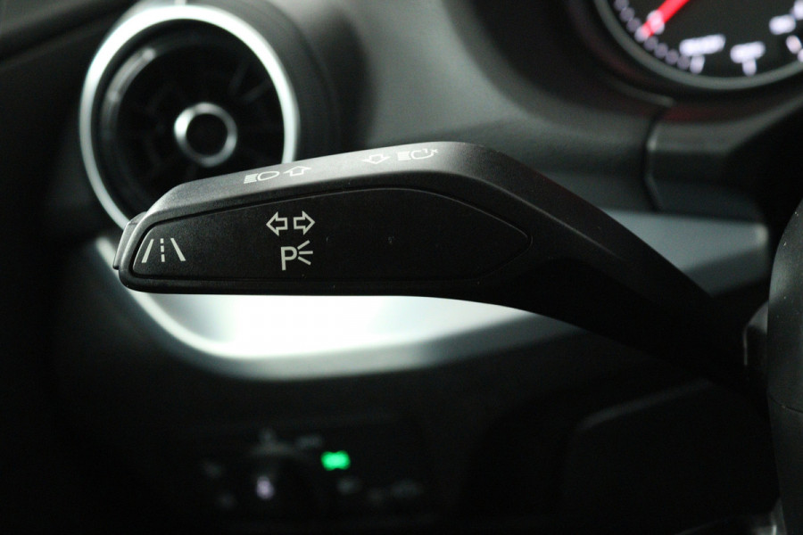Audi Q2 30 TFSI S Edition (STOELVERWARMING, CRUISE CONTROL ADAPTIEF, NAVGATIE, PARKEERSENSOREN)