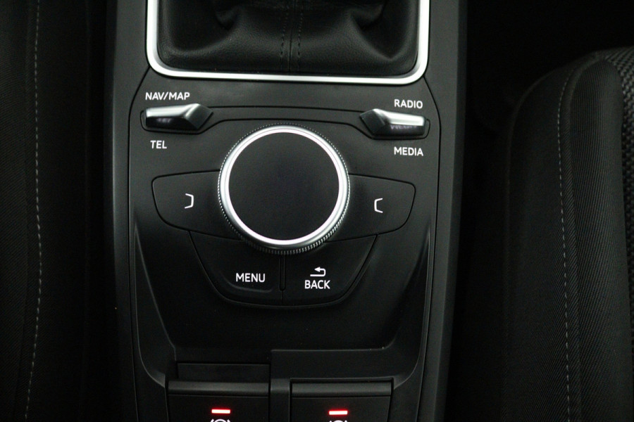 Audi Q2 30 TFSI S Edition (STOELVERWARMING, CRUISE CONTROL ADAPTIEF, NAVGATIE, PARKEERSENSOREN)