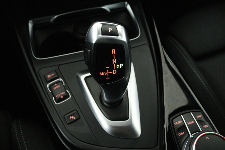 BMW 1-serie 118i Corporate Lease Executive (NAVIGATIE, CRUISE CONTROL, PARKEERSENSOREN, BLUETOOTH)