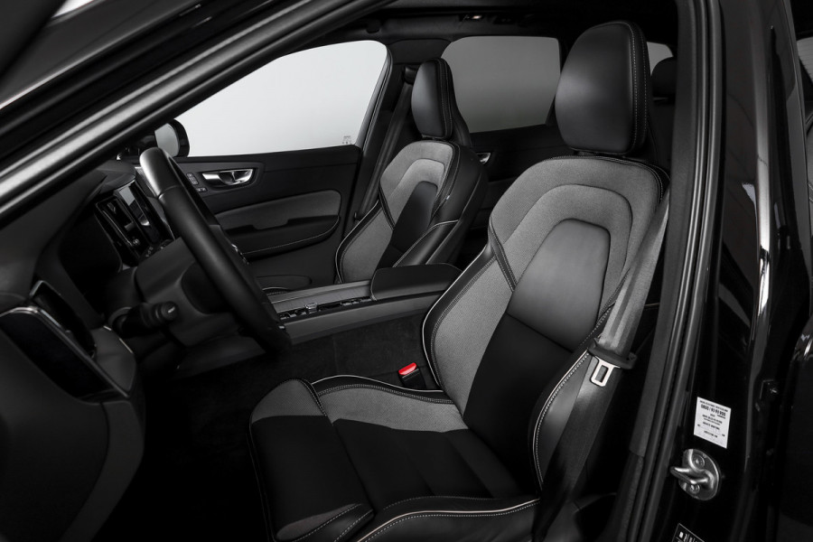 Volvo XC60 2.0 T8 Plug-in hybrid AWD Plus Dark | S/K-Panodak | Dig. Cockpit | Adapt. Cruise | Winterpakket | PDC | 360 Camera | NAV + App.Connect | ECC | Harman/Kardon | Elek. Klep | LM 19" | 9613
