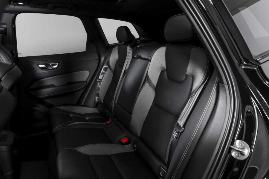 Volvo XC60 2.0 T8 Plug-in hybrid AWD Plus Dark | S/K-Panodak | Dig. Cockpit | Adapt. Cruise | Winterpakket | PDC | 360 Camera | NAV + App.Connect | ECC | Harman/Kardon | Elek. Klep | LM 19" | 9613