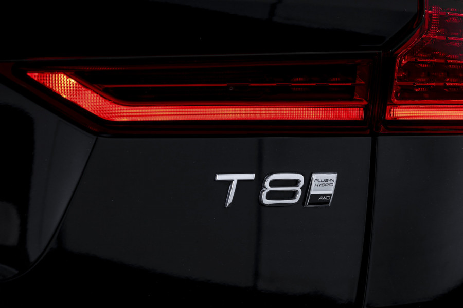 Volvo XC60 2.0 T8 Plug-in hybrid AWD Plus Dark | S/K-Panodak | Dig. Cockpit | Adapt. Cruise | Winterpakket | PDC | 360 Camera | NAV + App.Connect | ECC | Harman/Kardon | Elek. Klep | LM 19" | 9613