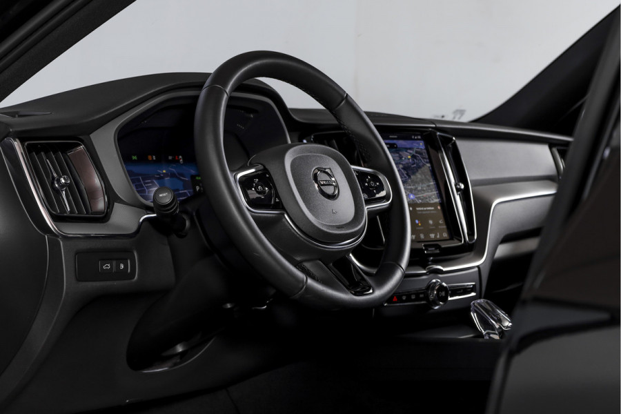 Volvo XC60 2.0 T8 Plug-in hybrid AWD Plus Dark | S/K-Panodak | Dig. Cockpit | Adapt. Cruise | Winterpakket | PDC | 360 Camera | NAV + App.Connect | ECC | Harman/Kardon | Elek. Klep | LM 19" | 9613