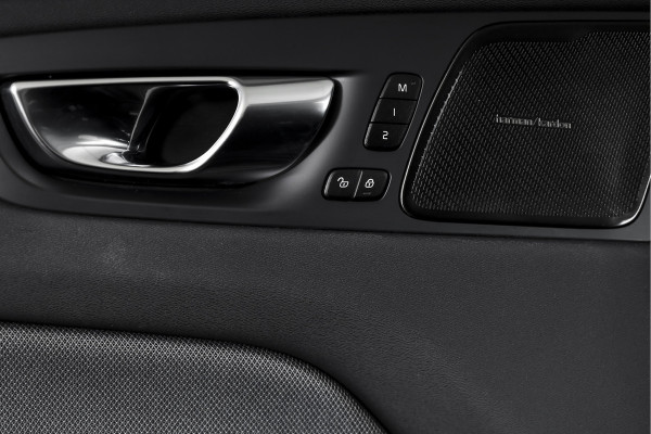 Volvo XC60 2.0 T8 Plug-in hybrid AWD Plus Dark | S/K-Panodak | Dig. Cockpit | Adapt. Cruise | Winterpakket | PDC | 360 Camera | NAV + App.Connect | ECC | Harman/Kardon | Elek. Klep | LM 19" | 9613