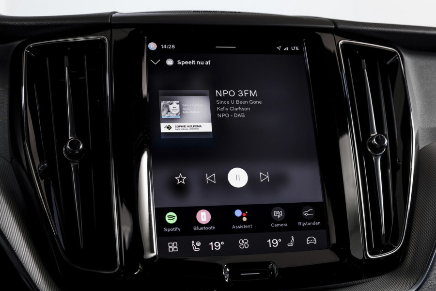 Volvo XC60 2.0 T8 Plug-in hybrid AWD Plus Dark | S/K-Panodak | Dig. Cockpit | Adapt. Cruise | Winterpakket | PDC | 360 Camera | NAV + App.Connect | ECC | Harman/Kardon | Elek. Klep | LM 19" | 9613
