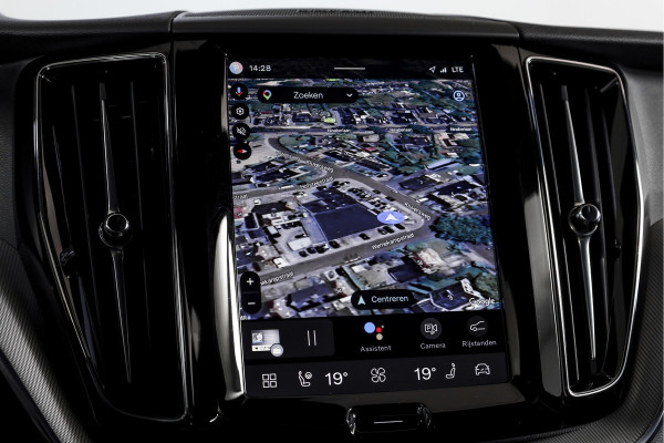 Volvo XC60 2.0 T8 Plug-in hybrid AWD Plus Dark | S/K-Panodak | Dig. Cockpit | Adapt. Cruise | Winterpakket | PDC | 360 Camera | NAV + App.Connect | ECC | Harman/Kardon | Elek. Klep | LM 19" | 9613
