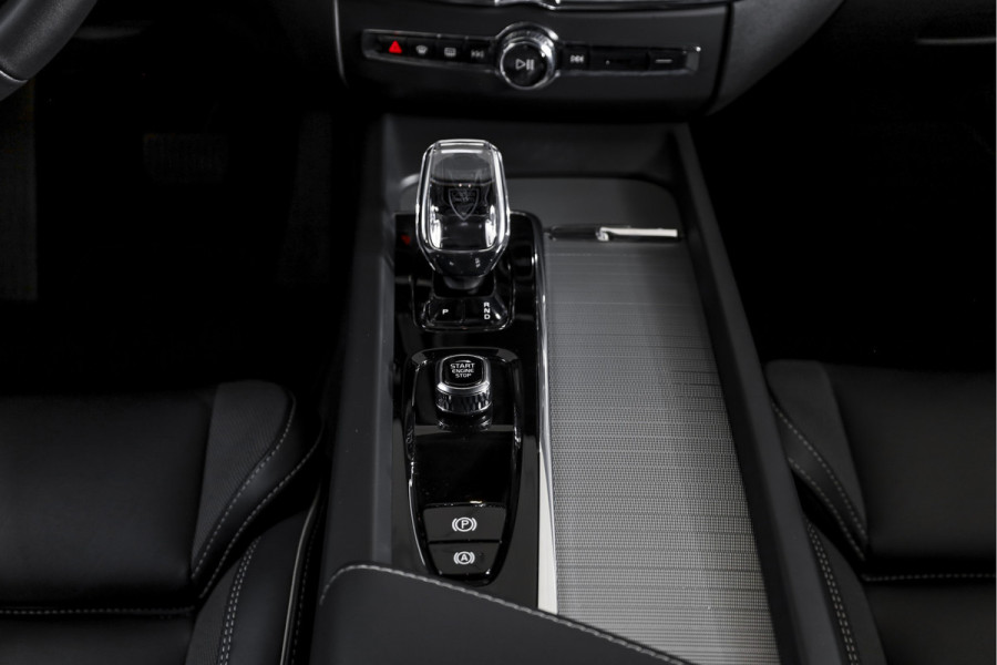 Volvo XC60 2.0 T8 Plug-in hybrid AWD Plus Dark | S/K-Panodak | Dig. Cockpit | Adapt. Cruise | Winterpakket | PDC | 360 Camera | NAV + App.Connect | ECC | Harman/Kardon | Elek. Klep | LM 19" | 9613