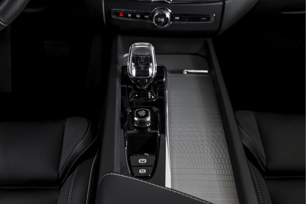 Volvo XC60 2.0 T8 Plug-in hybrid AWD Plus Dark | S/K-Panodak | Dig. Cockpit | Adapt. Cruise | Winterpakket | PDC | 360 Camera | NAV + App.Connect | ECC | Harman/Kardon | Elek. Klep | LM 19" | 9613