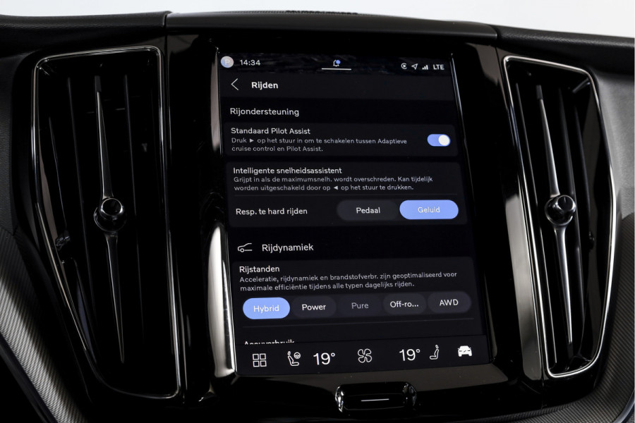 Volvo XC60 2.0 T8 Plug-in hybrid AWD Plus Dark | S/K-Panodak | Dig. Cockpit | Adapt. Cruise | Winterpakket | PDC | 360 Camera | NAV + App.Connect | ECC | Harman/Kardon | Elek. Klep | LM 19" | 9613