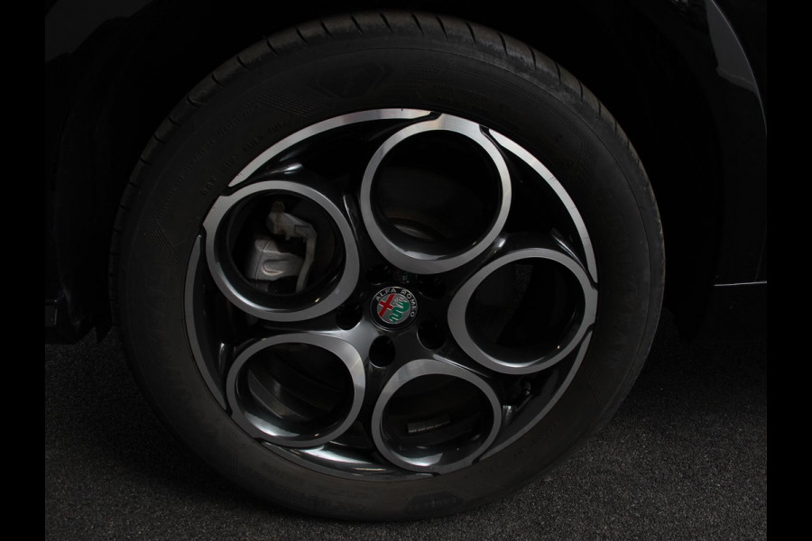 Alfa Romeo Tonale 1.3T PHEV Ti Automaat 280 PK Climate control Adaptieve cruise control Parkeersensoren achter Camera Sfeerverlichting Navigatie Apple Carplay/ Android Auto