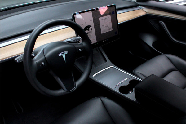 Tesla Model 3 RWD ACC Autopilot Stuurverwarm. PDC Leer Navi Panoramadak 360° Elektr. achterklep Stoelverwarming voor & achter Climate voor & achter LM velgen