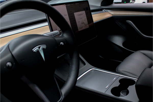 Tesla Model 3 RWD ACC Autopilot Stuurverwarm. PDC Leer Navi Panoramadak 360° Elektr. achterklep Stoelverwarming voor & achter Climate voor & achter LM velgen