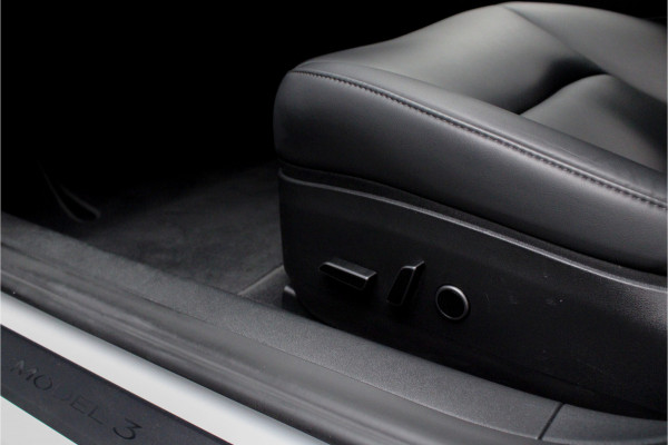 Tesla Model 3 RWD ACC Autopilot Stuurverwarm. PDC Leer Navi Panoramadak 360° Elektr. achterklep Stoelverwarming voor & achter Climate voor & achter LM velgen