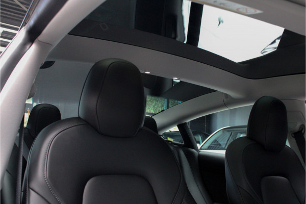 Tesla Model 3 RWD ACC Autopilot Stuurverwarm. PDC Leer Navi Panoramadak 360° Elektr. achterklep Stoelverwarming voor & achter Climate voor & achter LM velgen