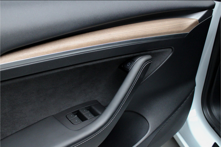 Tesla Model 3 RWD ACC Autopilot Stuurverwarm. PDC Leer Navi Panoramadak 360° Elektr. achterklep Stoelverwarming voor & achter Climate voor & achter LM velgen