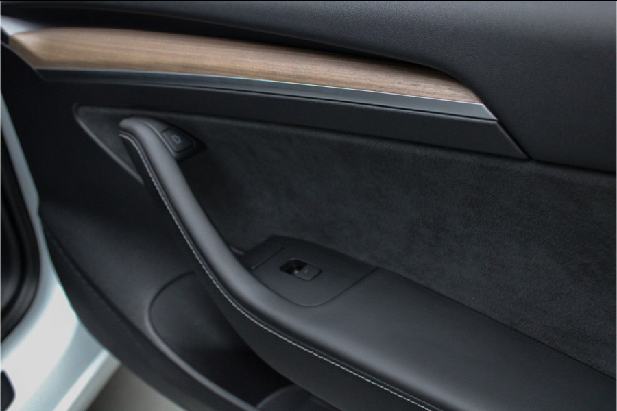 Tesla Model 3 RWD ACC Autopilot Stuurverwarm. PDC Leer Navi Panoramadak 360° Elektr. achterklep Stoelverwarming voor & achter Climate voor & achter LM velgen