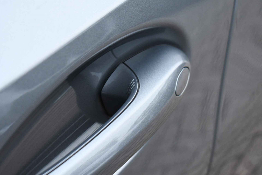 BMW 3 Serie Touring 330e xDrive M-Sport Pano 19inch El-zetels HUD 360-cam LCI-2