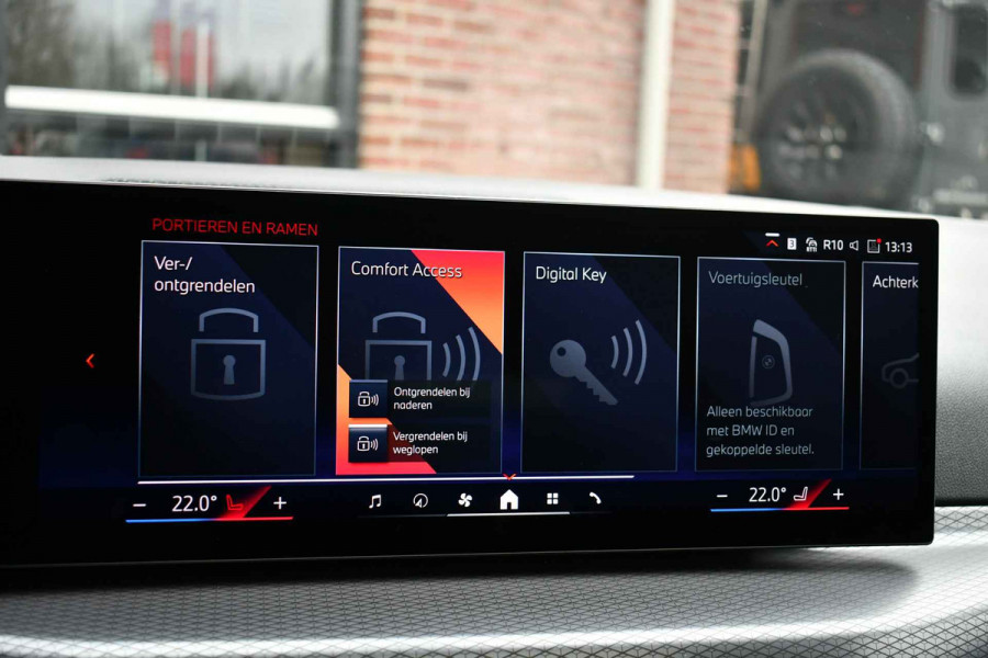 BMW 3 Serie Touring 330e xDrive M-Sport Pano 19inch El-zetels HUD 360-cam LCI-2