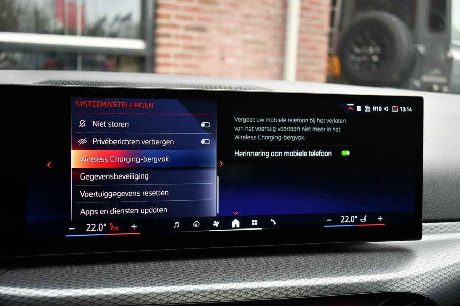 BMW 3 Serie Touring 330e xDrive M-Sport Pano 19inch El-zetels HUD 360-cam LCI-2