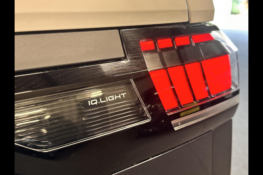 Volkswagen ID. Buzz Cargo 77 kWh Nieuwprijs €71233! Airco Navi Wireless Carplay IQ Light 20" LM Velgen Adaptive Cruise Control PDC VA + Camera Stoelverwarming Voorruit verwarming 3-Zits