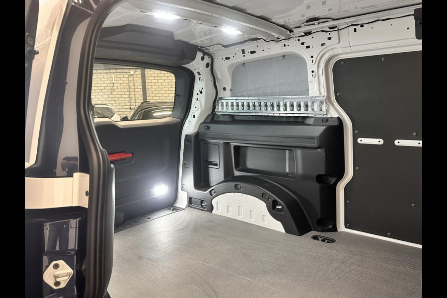 Volkswagen ID. Buzz Cargo 77 kWh Nieuwprijs €71233! Airco Navi Wireless Carplay IQ Light 20" LM Velgen Adaptive Cruise Control PDC VA + Camera Stoelverwarming Voorruit verwarming 3-Zits