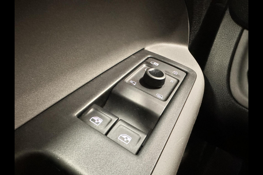 Volkswagen ID. Buzz Cargo 77 kWh Nieuwprijs €71233! Airco Navi Wireless Carplay IQ Light 20" LM Velgen Adaptive Cruise Control PDC VA + Camera Stoelverwarming Voorruit verwarming 3-Zits