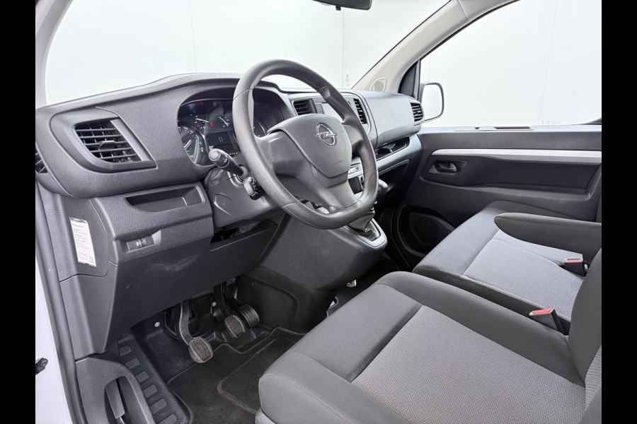 Opel Vivaro 2.0D 145PK L3 Dubbele Cabine 6-Persoons Trekhaak Euro 6 Airco Navi Apple Carplay Android Auto Cruise Control Bluetooth Pdc Betonplex Lat om lat Achterdeuren DAB Privacy Glas 1e Eigenaar Origineel Nederlandse Auto Dealeronderhouden