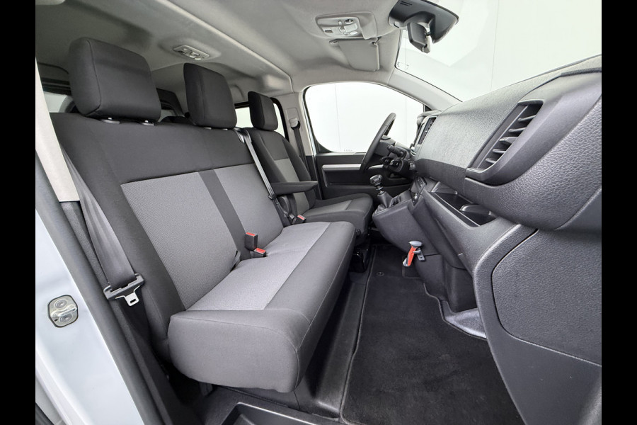 Opel Vivaro 2.0D 145PK L3 Dubbele Cabine 6-Persoons Trekhaak Euro 6 Airco Navi Apple Carplay Android Auto Cruise Control Bluetooth Pdc Betonplex Lat om lat Achterdeuren DAB Privacy Glas 1e Eigenaar Origineel Nederlandse Auto Dealeronderhouden