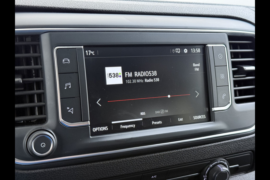 Opel Vivaro 2.0D 145PK L3 Dubbele Cabine 6-Persoons Trekhaak Euro 6 Airco Navi Apple Carplay Android Auto Cruise Control Bluetooth Pdc Betonplex Lat om lat Achterdeuren DAB Privacy Glas 1e Eigenaar Origineel Nederlandse Auto Dealeronderhouden