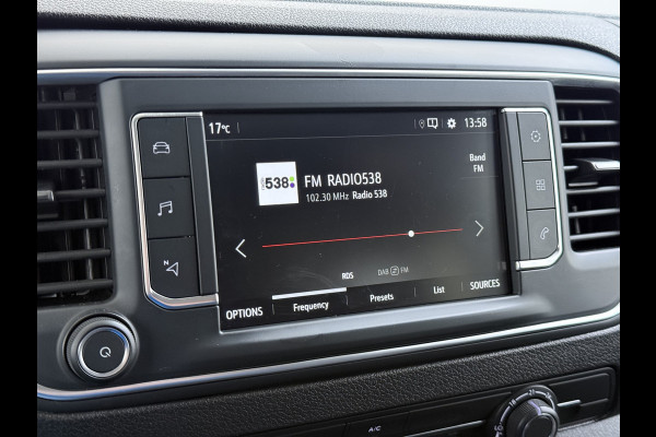 Opel Vivaro 2.0D 145PK L3 Dubbele Cabine 6-Persoons Trekhaak Euro 6 Airco Navi Apple Carplay Android Auto Cruise Control Bluetooth Pdc Betonplex Lat om lat Achterdeuren DAB Privacy Glas 1e Eigenaar Origineel Nederlandse Auto Dealeronderhouden