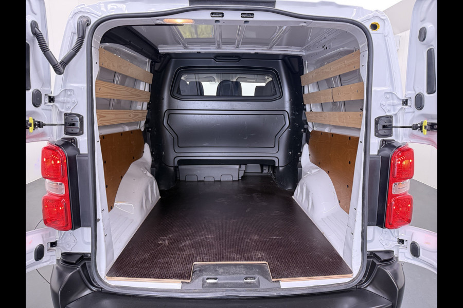 Opel Vivaro 2.0D 145PK L3 Dubbele Cabine 6-Persoons Trekhaak Euro 6 Airco Navi Apple Carplay Android Auto Cruise Control Bluetooth Pdc Betonplex Lat om lat Achterdeuren DAB Privacy Glas 1e Eigenaar Origineel Nederlandse Auto Dealeronderhouden