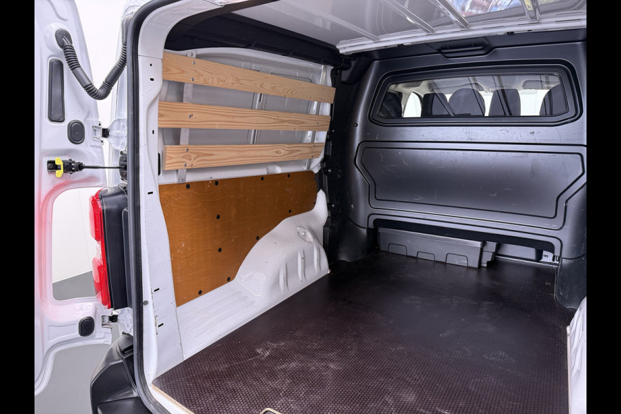 Opel Vivaro 2.0D 145PK L3 Dubbele Cabine 6-Persoons Trekhaak Euro 6 Airco Navi Apple Carplay Android Auto Cruise Control Bluetooth Pdc Betonplex Lat om lat Achterdeuren DAB Privacy Glas 1e Eigenaar Origineel Nederlandse Auto Dealeronderhouden
