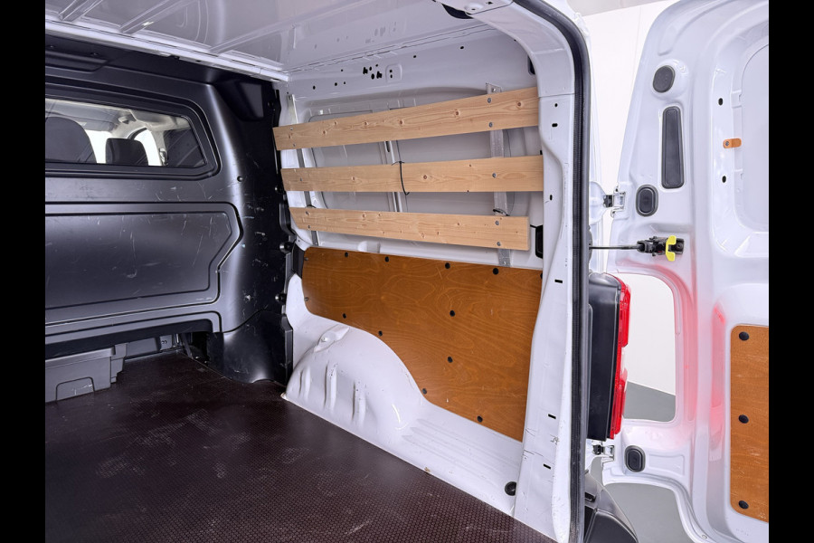 Opel Vivaro 2.0D 145PK L3 Dubbele Cabine 6-Persoons Trekhaak Euro 6 Airco Navi Apple Carplay Android Auto Cruise Control Bluetooth Pdc Betonplex Lat om lat Achterdeuren DAB Privacy Glas 1e Eigenaar Origineel Nederlandse Auto Dealeronderhouden