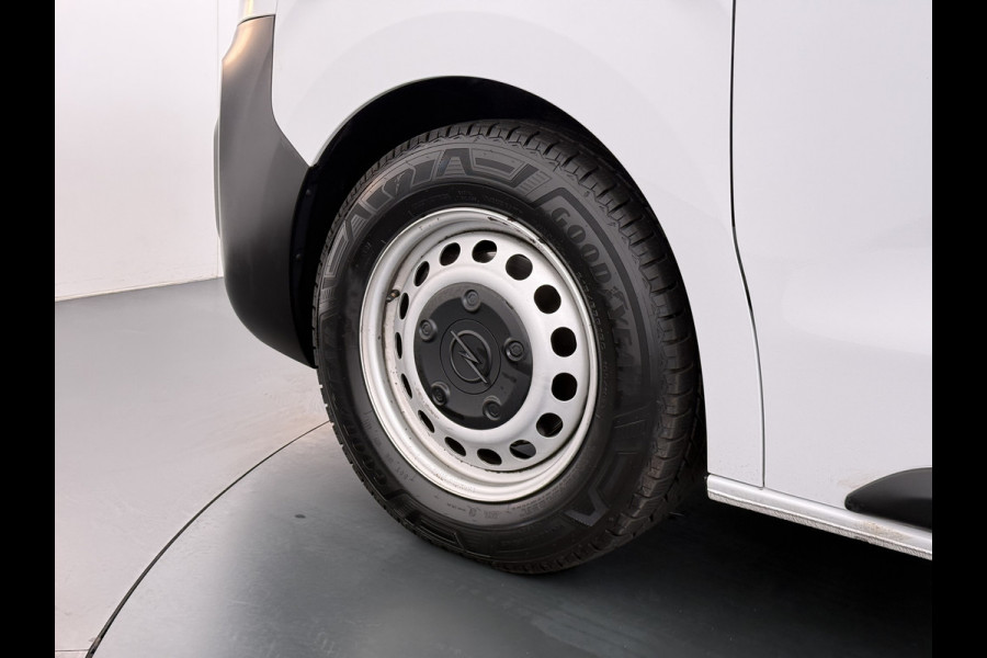 Opel Vivaro 2.0D 145PK L3 Dubbele Cabine 6-Persoons Trekhaak Euro 6 Airco Navi Apple Carplay Android Auto Cruise Control Bluetooth Pdc Betonplex Lat om lat Achterdeuren DAB Privacy Glas 1e Eigenaar Origineel Nederlandse Auto Dealeronderhouden