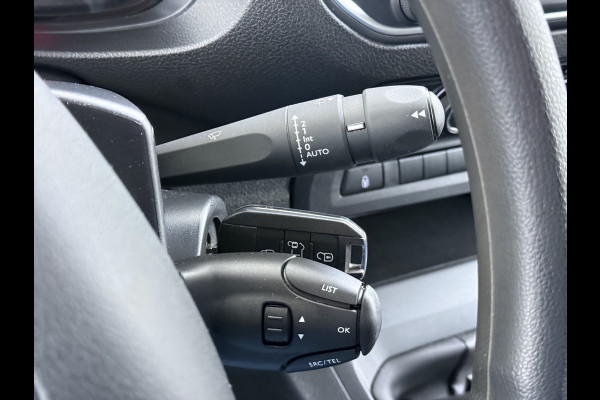 Opel Vivaro 2.0D 145PK L3 Dubbele Cabine 6-Persoons Trekhaak Euro 6 Airco Navi Apple Carplay Android Auto Cruise Control Bluetooth Pdc Betonplex Lat om lat Achterdeuren DAB Privacy Glas 1e Eigenaar Origineel Nederlandse Auto Dealeronderhouden