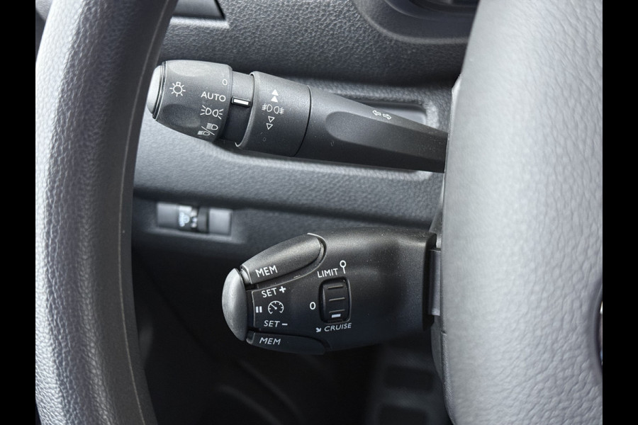 Opel Vivaro 2.0D 145PK L3 Dubbele Cabine 6-Persoons Trekhaak Euro 6 Airco Navi Apple Carplay Android Auto Cruise Control Bluetooth Pdc Betonplex Lat om lat Achterdeuren DAB Privacy Glas 1e Eigenaar Origineel Nederlandse Auto Dealeronderhouden