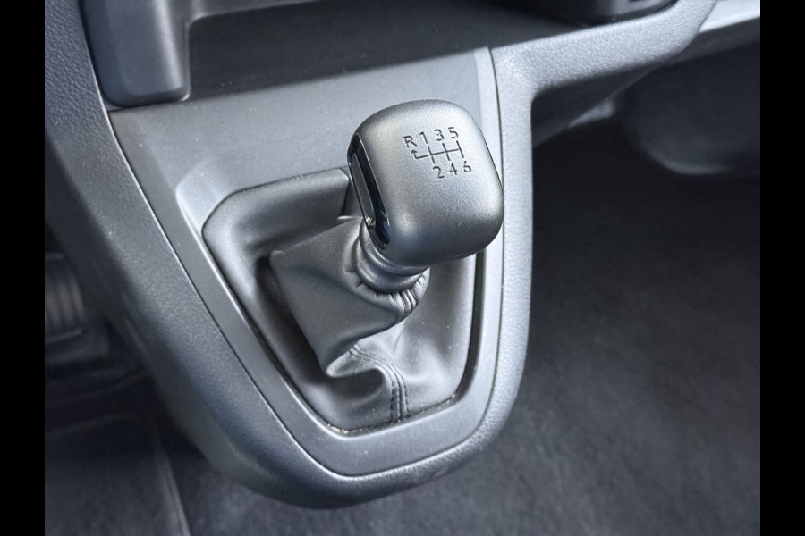 Opel Vivaro 2.0D 145PK L3 Dubbele Cabine 6-Persoons Trekhaak Euro 6 Airco Navi Apple Carplay Android Auto Cruise Control Bluetooth Pdc Betonplex Lat om lat Achterdeuren DAB Privacy Glas 1e Eigenaar Origineel Nederlandse Auto Dealeronderhouden