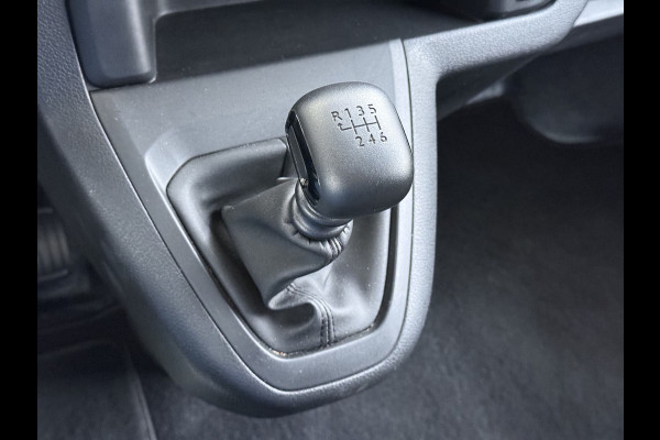 Opel Vivaro 2.0D 145PK L3 Dubbele Cabine 6-Persoons Trekhaak Euro 6 Airco Navi Apple Carplay Android Auto Cruise Control Bluetooth Pdc Betonplex Lat om lat Achterdeuren DAB Privacy Glas 1e Eigenaar Origineel Nederlandse Auto Dealeronderhouden