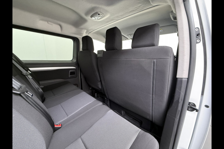 Opel Vivaro 2.0D 145PK L3 Dubbele Cabine 6-Persoons Trekhaak Euro 6 Airco Navi Apple Carplay Android Auto Cruise Control Bluetooth Pdc Betonplex Lat om lat Achterdeuren DAB Privacy Glas 1e Eigenaar Origineel Nederlandse Auto Dealeronderhouden