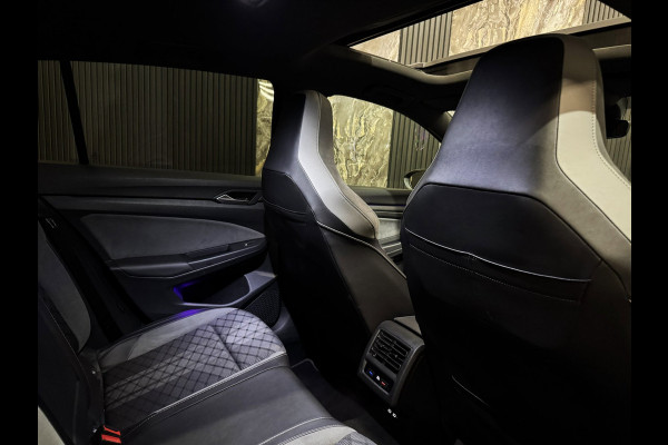 Volkswagen Golf 1.5 eTSI 3x R-Line|PANORAMA|IQ LIGHTS|BLINDSPOT|BOMVOL