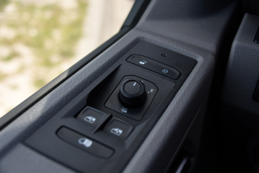 Volkswagen Transporter 2.0 TDI L1H1 28 Bulli Virtual Cockpit, Cruise, Camera, 150pk, LED, Airco, Trekhaak, Uniek!