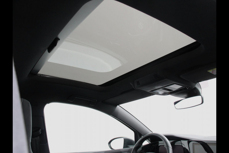 Volkswagen Golf 1.5 eTSI 150pk DSG R-Line Panorama dak Navigatie Apple Carplay/Android Auto Climate Control Camera Dab Extra Getint Glas Adaptive Cruise Control Virtual Cockpit Lichtmetalen Velgen