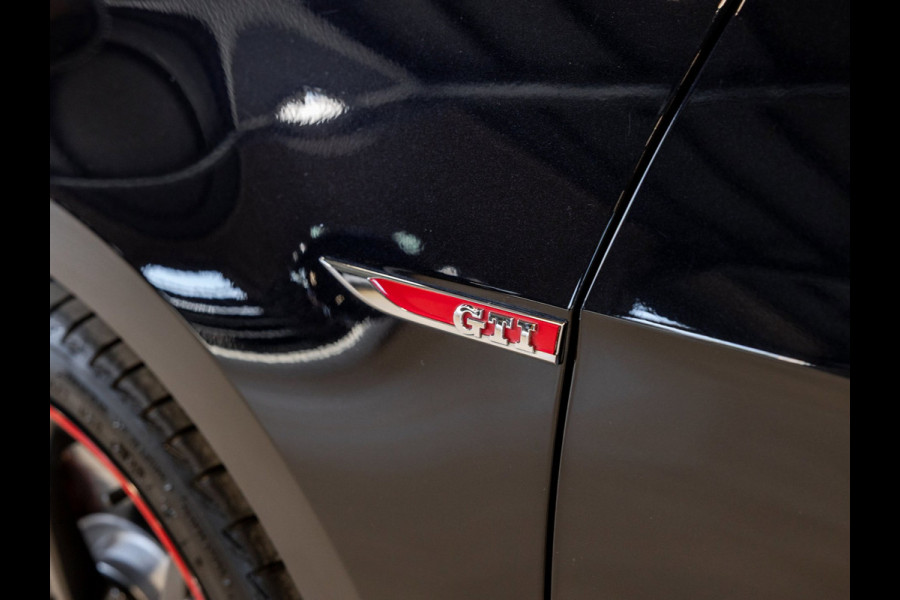 Volkswagen Golf 2.0 TSI GTI Performance / 245pk / Panorama dak / Leder / Dodehoek herkenning ./